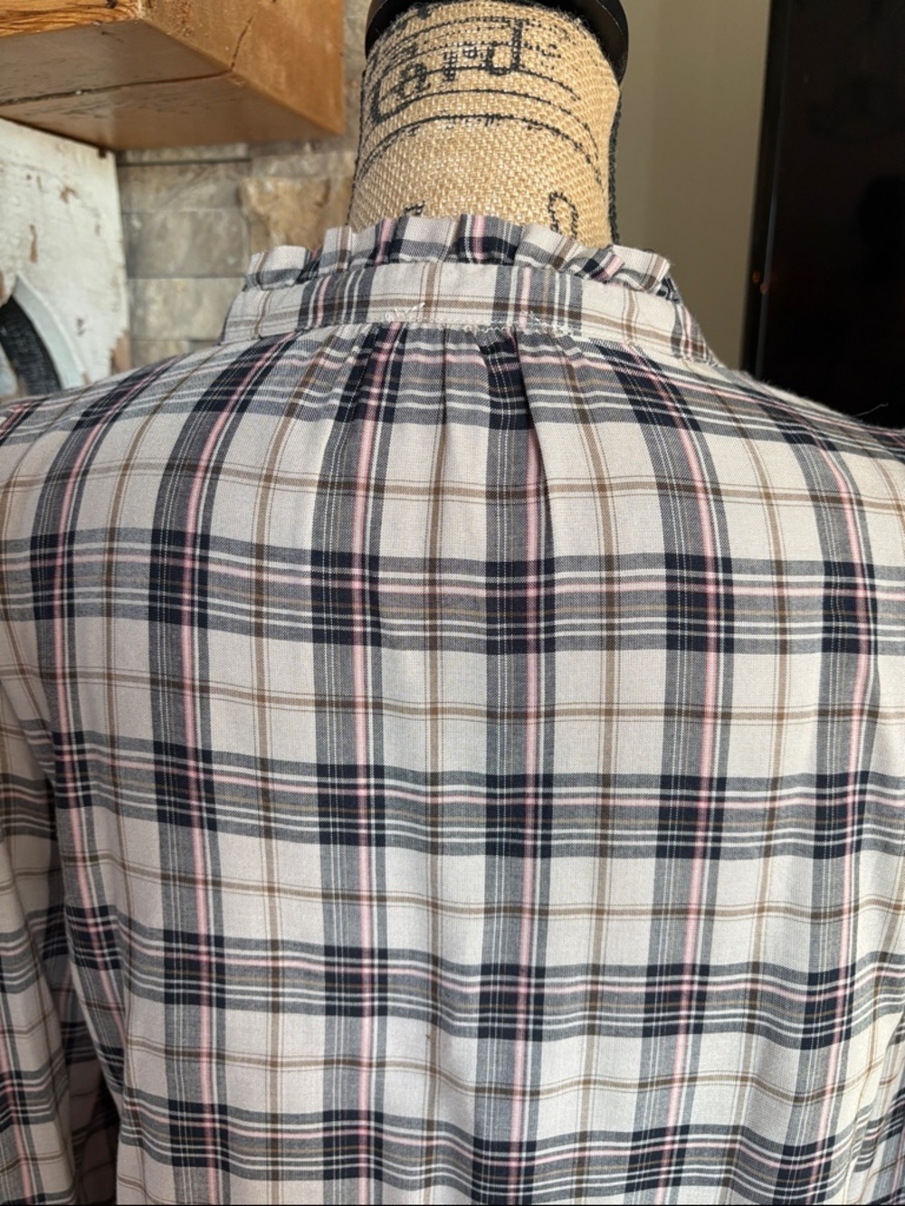 Evereve plaid tan black gold puff shoulder ruffle collar vneck blouse rayon - Picture 9 of 16